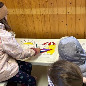 Waldprojekt KG B mit Oberstufenschülerinnen (1)