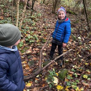 Waldprojekt KG B mit Oberstufenschülerinnen (3)